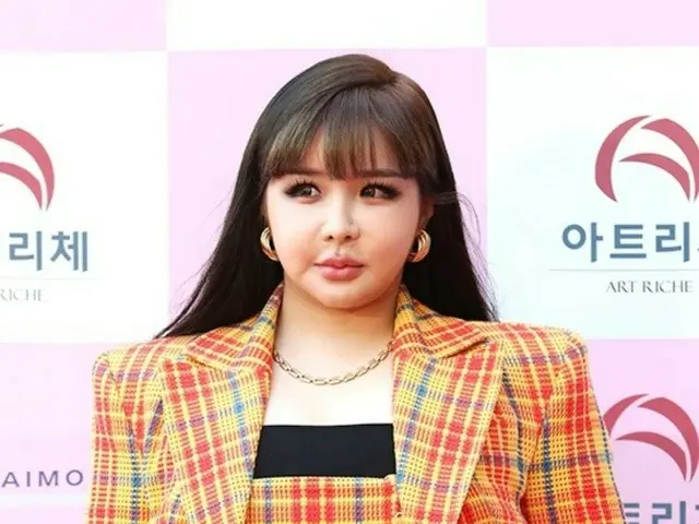 「2NE1」BOM、イ・ミンホとの熱愛説主張騒動の中マカオへ出国