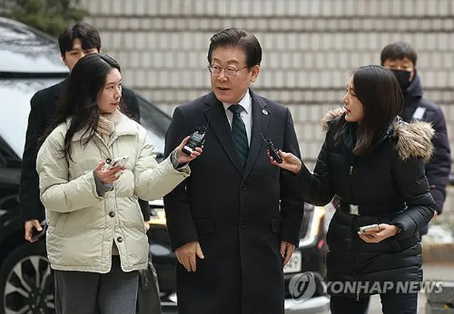 今月１２日にソウル高裁で行われた公判に出席した李在明氏＝（聯合ニュース）