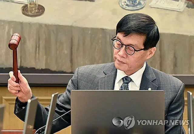 定例の金融通貨委員会を主宰する韓銀の李昌鏞（イ・チャンヨン）総裁＝２５日、ソウル（聯合ニュース）