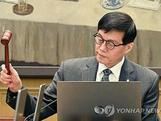 定例の金融通貨委員会を主宰する韓銀の李昌鏞（イ・チャンヨン）総裁＝２５日、ソウル（聯合ニュース）