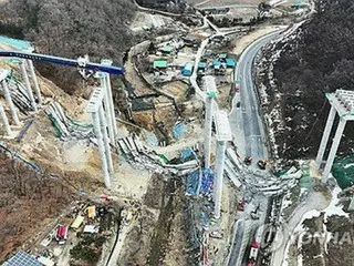 韓国中部の高速道路工事現場で橋桁崩落　３人死亡・数人が重傷