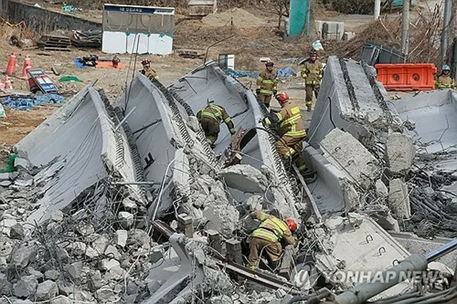 捜索作業が行われている橋桁崩落事故の現場＝２５日、天安（聯合ニュース）