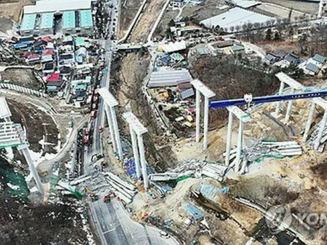 橋桁が崩落した事故現場＝２５日、安城（聯合ニュース）