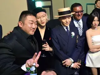 俳優マ・ドンソク、G-DRAGONの前で「優しい笑顔」…隣の席に座らせ「ひそひそ」