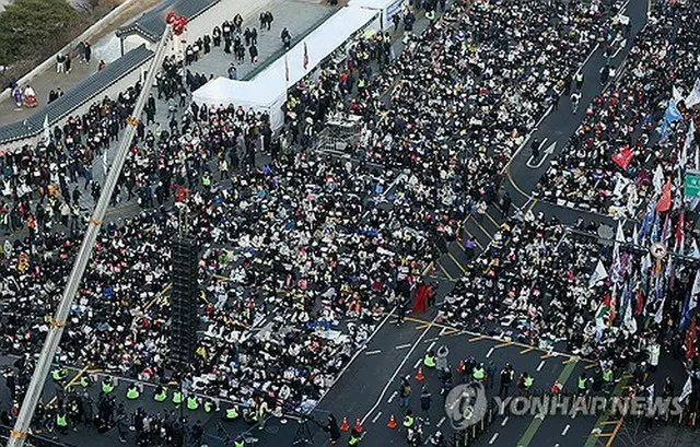 今月１日、ソウル中心部の光化門で開かれた大規模集会の様子＝（聯合ニュース）