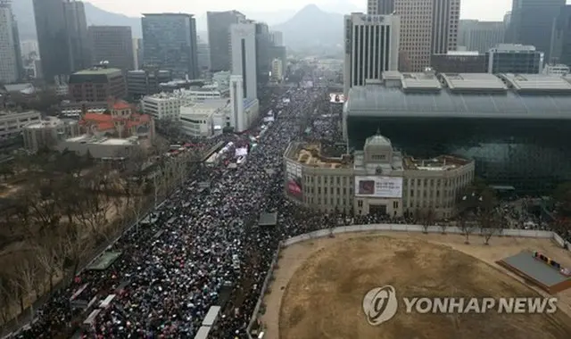 光化門付近を南北に走る世宗大路で開かれた尹大統領の弾劾に反対する集会＝１日、ソウル（聯合ニュース）