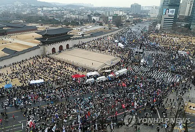 光化門近くで開かれた尹大統領の罷免を求める集会＝１日、ソウル（聯合ニュース）