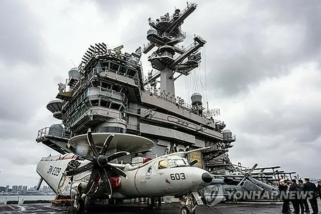 釜山の海軍作戦基地に入港した米海軍の空母「カール・ビンソン」（共同取材）＝３日、釜山（聯合ニュース）