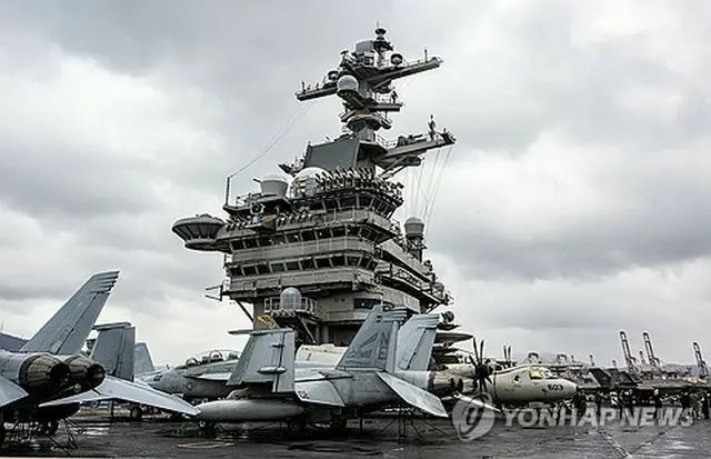 釜山海軍作戦基地に寄港した米海軍の空母「カール・ビンソン」＝３日、釜山（聯合ニュース）