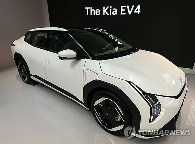 起亜初のセダン型ＥＶ「ＥＶ４」＝（聯合ニュース）