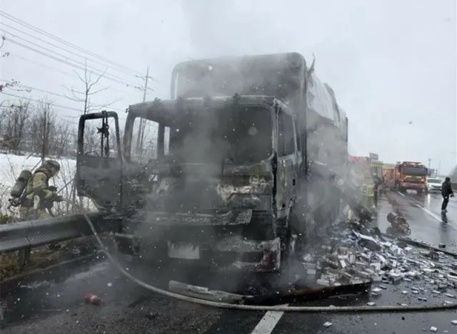 巨大な「喫煙」事態…タバコ500箱を載せた貨物車が「全焼」＝韓国