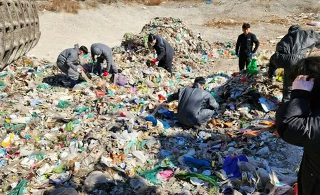 ごみの中から現金を探す作業員ら（世宗市提供）＝（聯合ニュース）≪転載・転用禁止≫