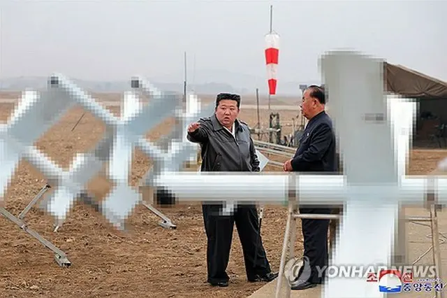 金正恩氏は昨年１１月、自爆型無人機の性能試験を視察した＝（朝鮮中央通信＝聯合ニュース）≪転載・転用禁止≫