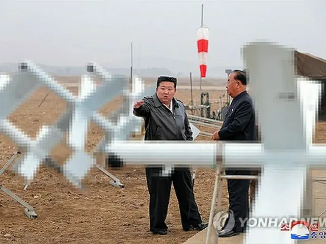 金正恩氏は昨年１１月、自爆型無人機の性能試験を視察した＝（朝鮮中央通信＝聯合ニュース）≪転載・転用禁止≫