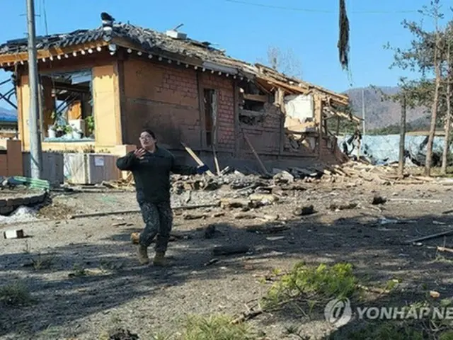 爆弾で破壊された家屋（読者提供）＝（聯合ニュース）≪転載・転用禁止≫