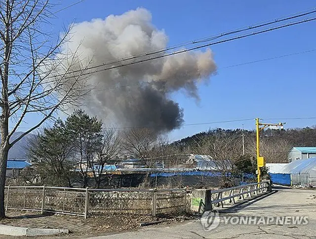 煙が上がる事故現場（読者提供）＝（聯合ニュース）≪転載・転用禁止≫