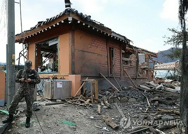 爆弾で破壊された家屋（共同取材）＝６日、抱川（聯合ニュース）≪転載・転用禁止≫