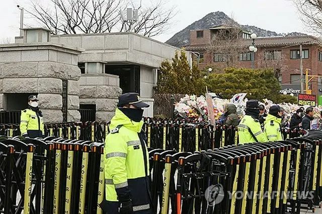 憲法裁の入り口で警備する警察関係者＝（聯合ニュース）