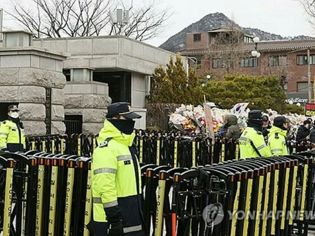 憲法裁の入り口で警備する警察関係者＝（聯合ニュース）