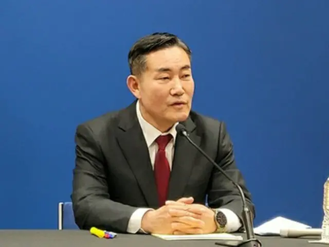 韓国メディアとの会見で発言する申氏＝６日、ワシントン（聯合ニュース）