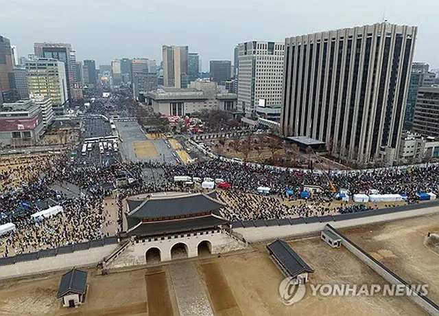 １日に光化門近くで開かれた尹大統領の弾劾を求める集会と弾劾に反対する集会＝（聯合ニュース）