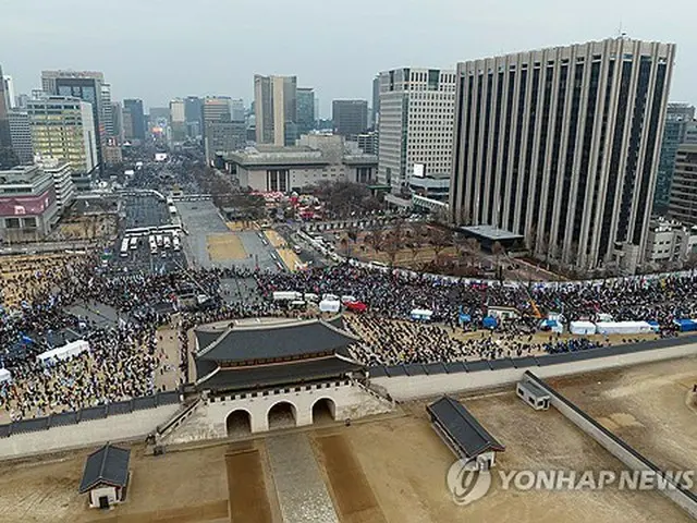 １日に光化門近くで開かれた尹大統領の弾劾を求める集会と弾劾に反対する集会＝（聯合ニュース）