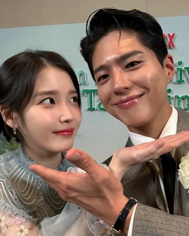 IU（アイユー）＆パク・ボゴム、ほほえましいツーショット