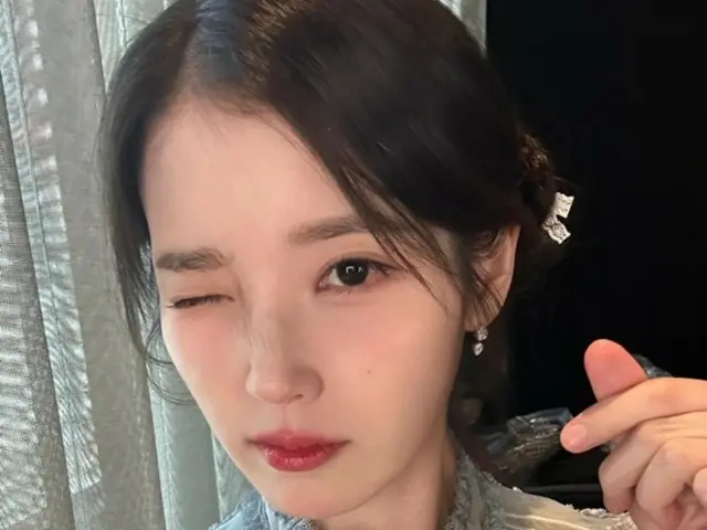 IU（アイユー）、イ・ジョンソクに向けたウィンク＆指ハート？…ラブリー“春の妖精”ビジュアル公開