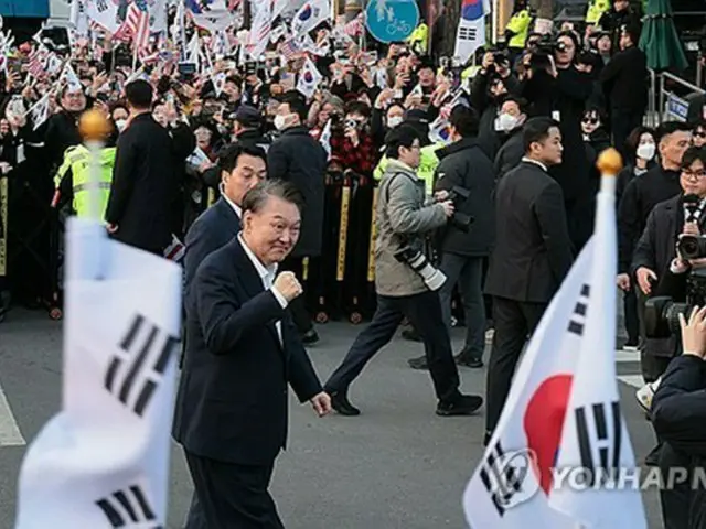 釈放された尹氏　「謙虚に憲法裁の宣告待つ」＝大統領室