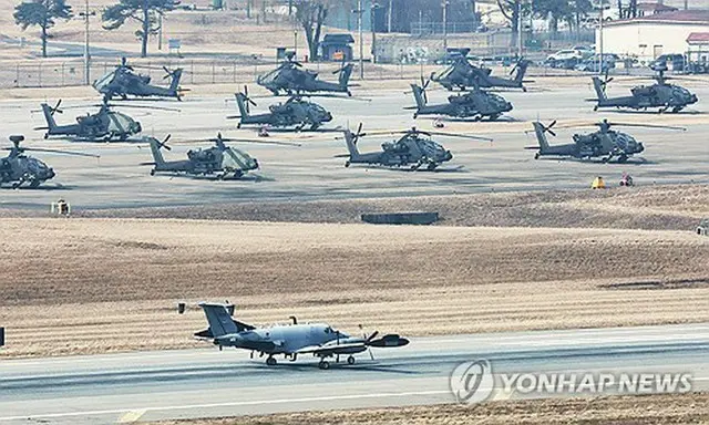 ソウル南方・平沢の米軍基地キャンプ・ハンフリーで９日、偵察機ＲＣ１２Ｘが離陸している＝（聯合ニュース）