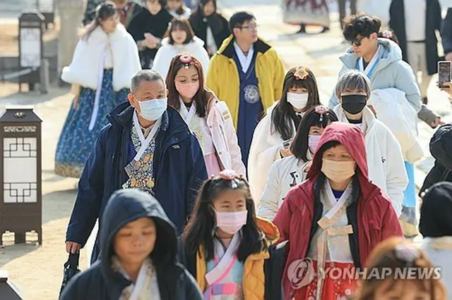 ソウル中心部にある朝鮮王朝時代の王宮、景福宮を訪れた外国人観光客（資料写真）＝（聯合ニュース）