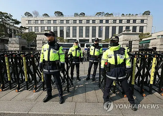 憲法裁判所前。警察が警戒にあたっている＝（聯合ニュース）