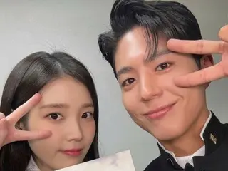 IU＆パク・ボゴム、70年代の制服もぴったり…さわやかなビジュアル