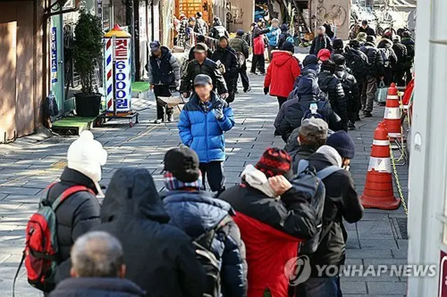 食事の無料提供の列に並ぶ高齢者ら＝（聯合ニュース）