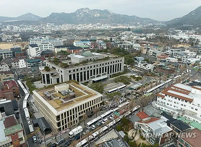 上空から撮影した憲法裁判所＝１２日、ソウル（聯合ニュース）