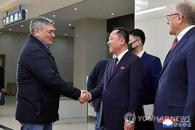 北朝鮮のム・ジョンギュ外務次官（右）とロシアのルデンコ外務次官＝（朝鮮中央通信＝聯合ニュース）