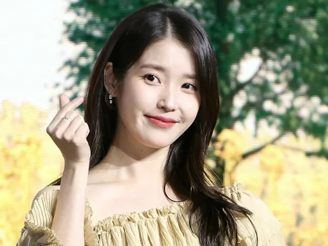 IU、「おつかれさま」のサンタだった…スタッフからまたも美談が