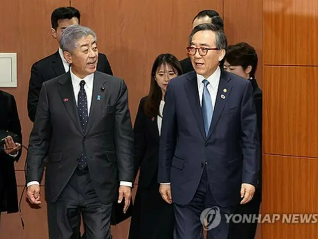 １月１３日、ソウルで会談した韓国の趙兌烈外交部長官（右）と日本の岩屋毅外相＝（聯合ニュース）