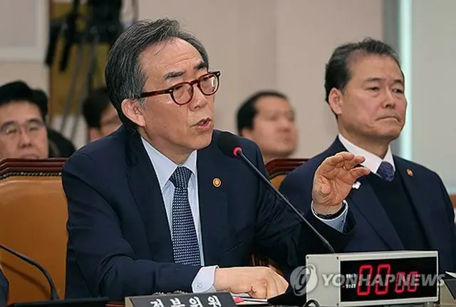 国会法制司法委員会で答弁する趙兌烈外交部長官＝１９日、ソウル（聯合ニュース）