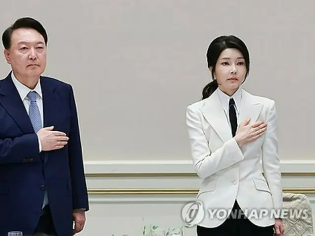 尹錫悦大統領（左）と妻の金建希氏（資料写真）＝（聯合ニュース）