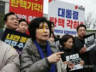 韓国野党議員が生卵投げつけられる　尹氏罷免求める会見中に