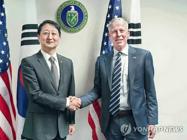 韓国の安徳根（アン・ドクグン）産業通商資源部が２０日（現地時間）、米ワシントンでエネルギー省のライト長官と初めて会談した（同部提供）＝（聯合ニュース）≪転載・転用禁止≫