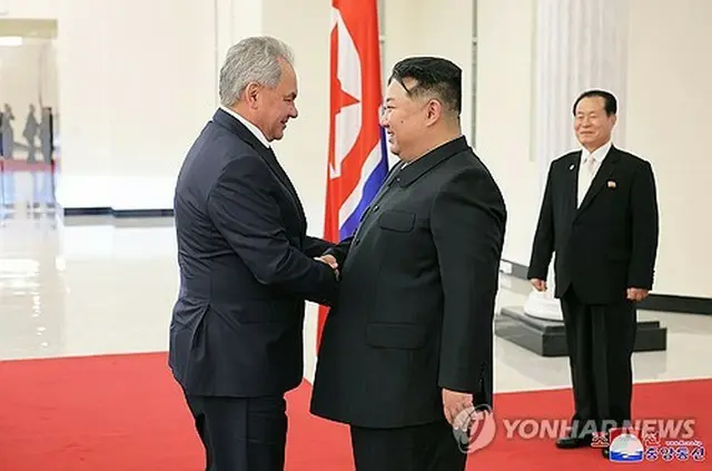 握手を交わす金正恩氏（右）とショイグ氏＝（朝鮮中央通信＝聯合ニュース）≪転載・転用禁止≫