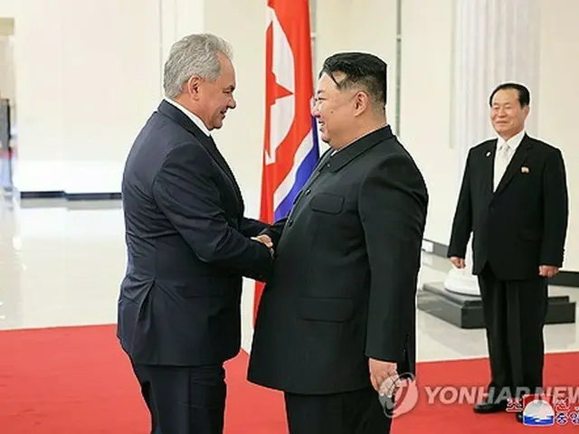 握手を交わす金正恩氏（右）とショイグ氏＝（朝鮮中央通信＝聯合ニュース）≪転載・転用禁止≫