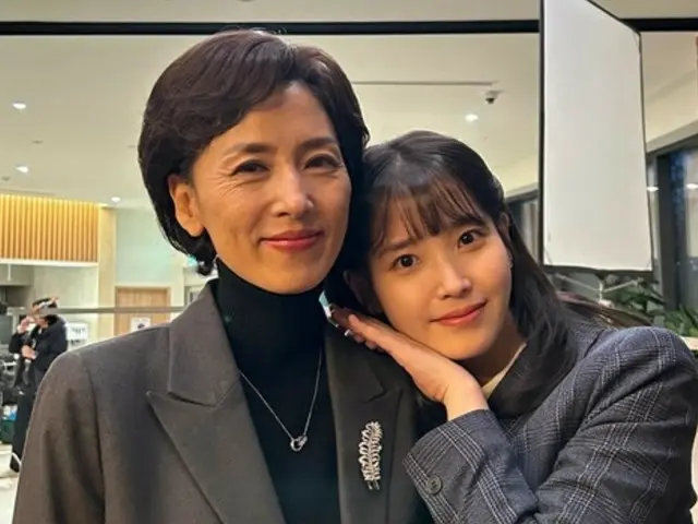 IU（アイユー）、ことし2月に亡くなった女優故カン・ミョンジュさんと寄り添いショット…ドラマの中とは違う姿