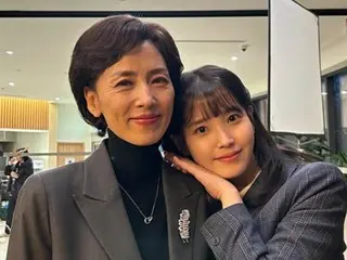 IU（アイユー）、ことし2月に亡くなった女優故カン・ミョンジュさんと寄り添いショット…ドラマの中とは違う姿