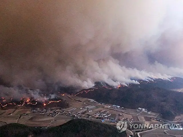 安東市に広がった山火事＝２５日、安東（聯合ニュース）