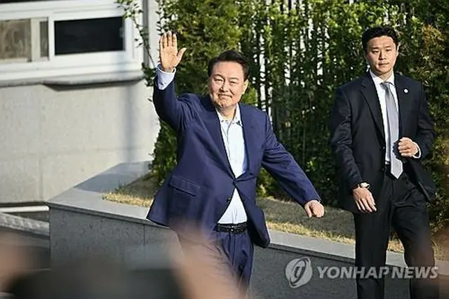 公邸前で支持者にあいさつする尹前大統領＝１１日、ソウル（聯合ニュース）