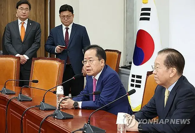 洪準杓・前大邱市長（右から２人目）＝（聯合ニュース）