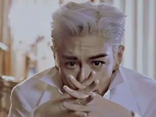 「BIGBANG」T.O.P、“ホワイトスーツ+白髪ヘア”で強烈なまなざし